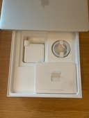 Apple Macbook Pro 13 i5 8gb 512gb Touchbar A1706 Español (Usado,Open Box) thumbnail